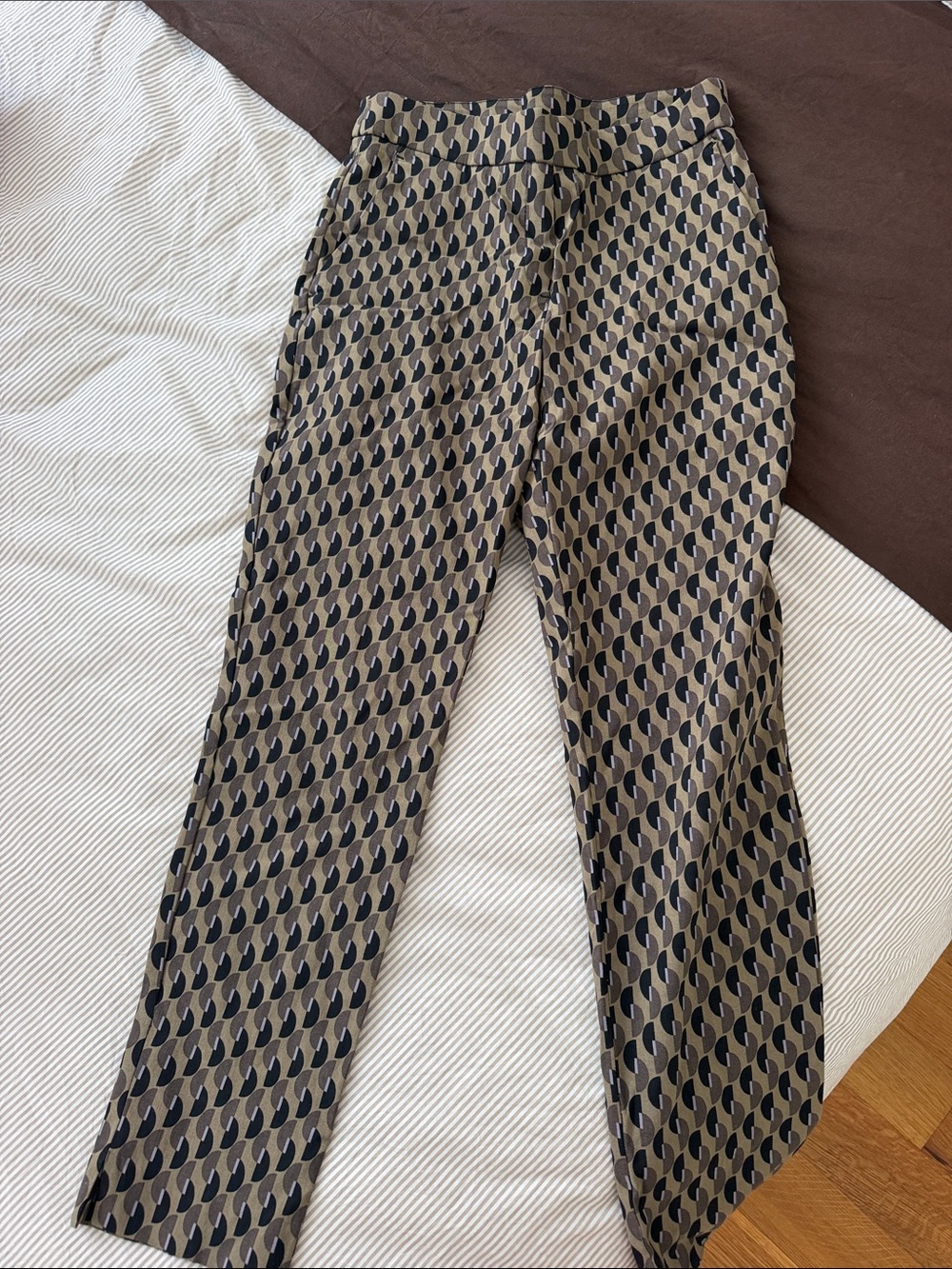 Slim Geo-Print Women’s Pants in Tan and Black
